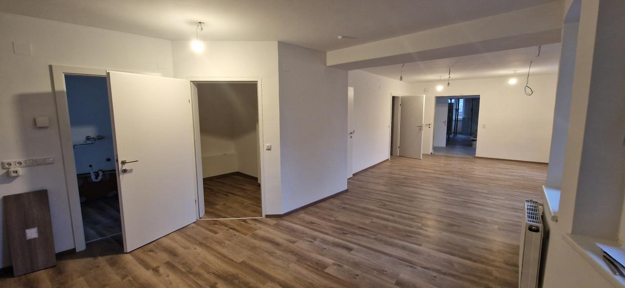 Endlich – nach den Renovierungsarbeiten – die Räume der Bibliothek werden bezugsfertig.