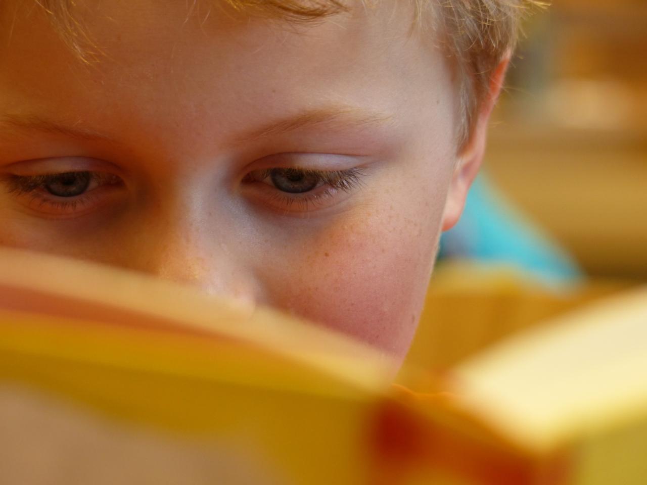 Symbolbild: Lesender Bub