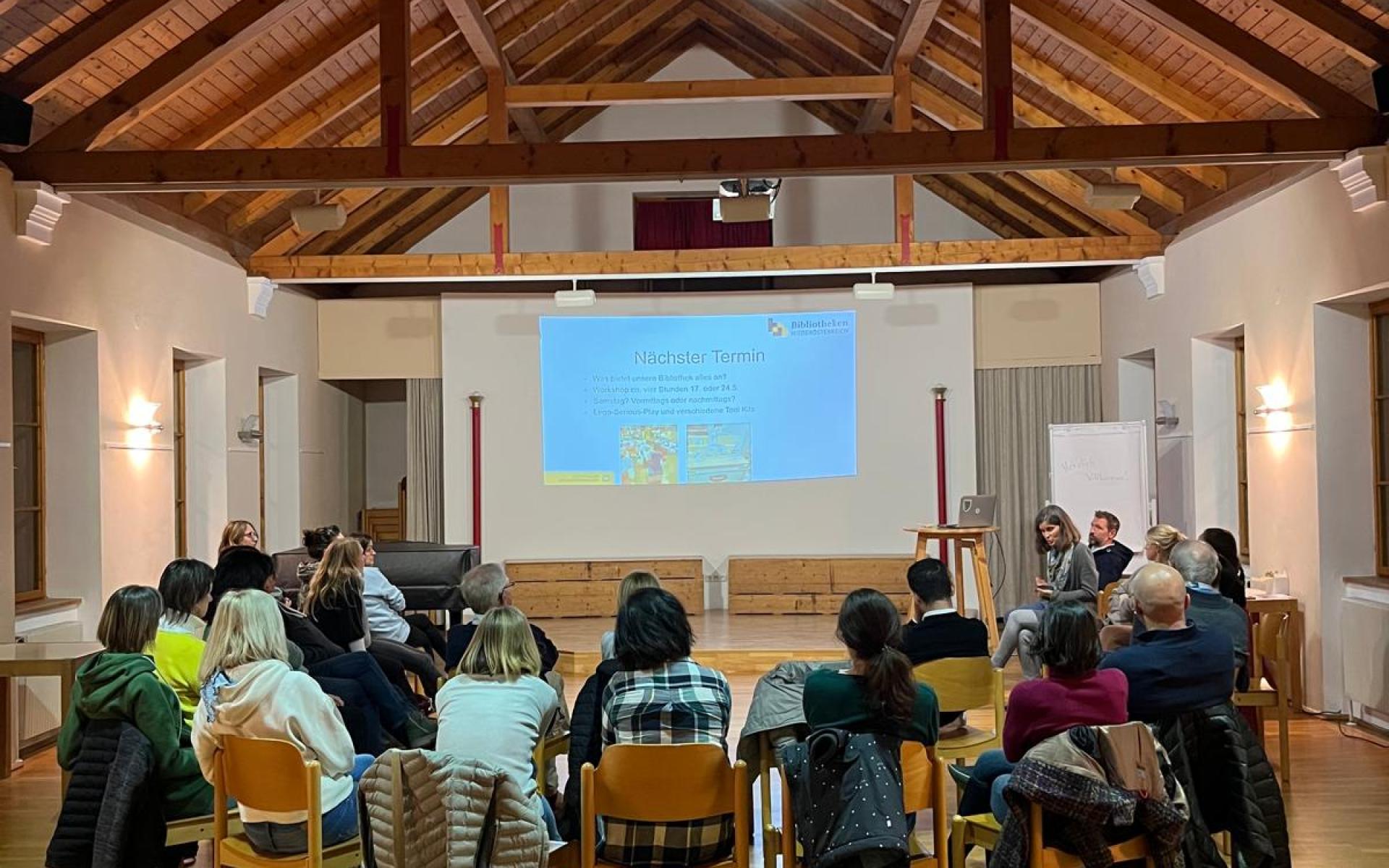 Beim ersten Treffen im Gemeindesaal besprechen wir die Aufgaben einer Bibliothek in unserem Ort und planen nächste Schritte, um das Projekt Bibliothek zu realisieren.