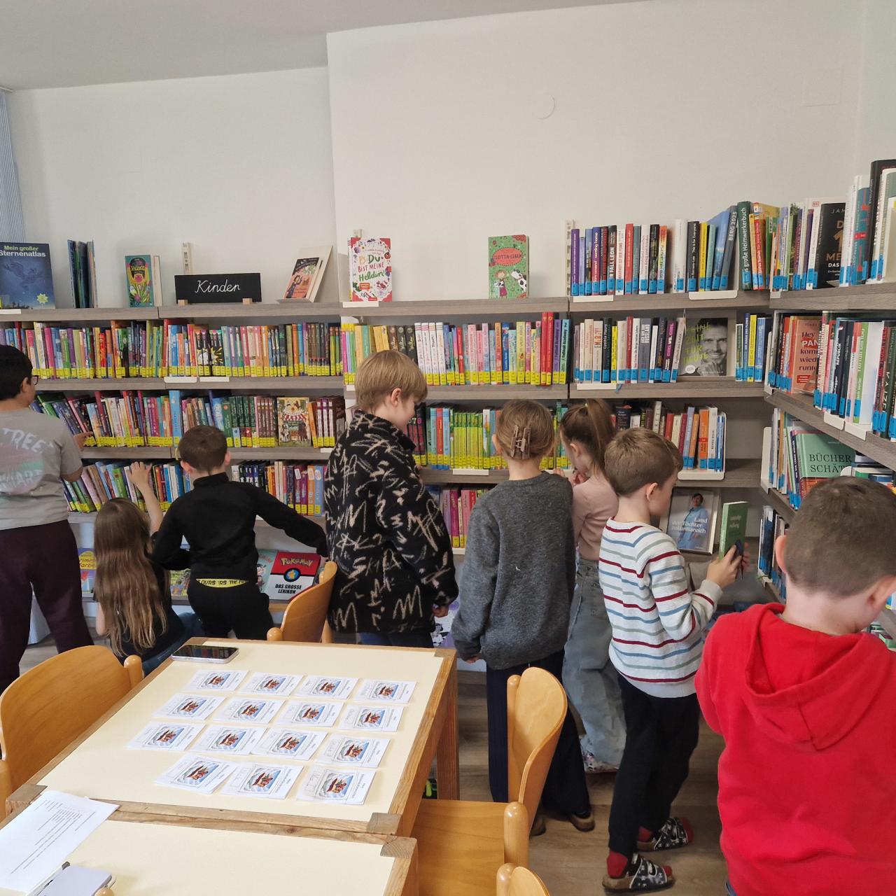 32 Kinder - 2 Klassen - viele Bibliotheksbesuche - 1 Kunstwerk
